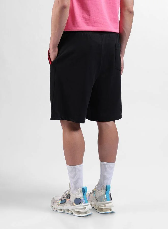 ذا انديان كراج كو Men Oversized Fit Bugs Bunny Printed Side Pocket Mid-Rise Shorts